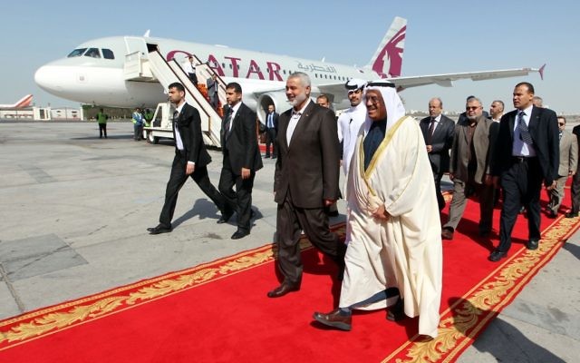 Le dirigeant du Hamas, Ismail Haniyeh, à gauche, avec le roi de Bahreïn Hamad bin Isa Al Khalifa à Bahreïn, en février 2012 (Crédit : Mohammed Al-Ostaz / flash 90) Le dirigeant du Hamas, Ismail Haniyeh, à gauche, avec le roi de Bahreïn Hamad bin Isa Al Khalifa à Bahreïn, en février 2012 (Crédit : Mohammed Al-Ostaz / flash 90)
