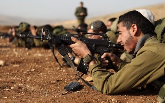 Des soldats israéliens de l'unité 'Nahal Haredi' en exercice, en août 2013 (Crédit photo : Yaakov Naumi/Flash90)