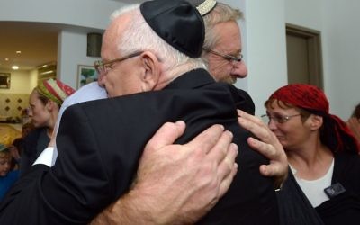 Le président Reuven Rivlin rend visite à la famille du commandant Benaya Sarel (Crédit : Haim Zach/GPO/Flash90)