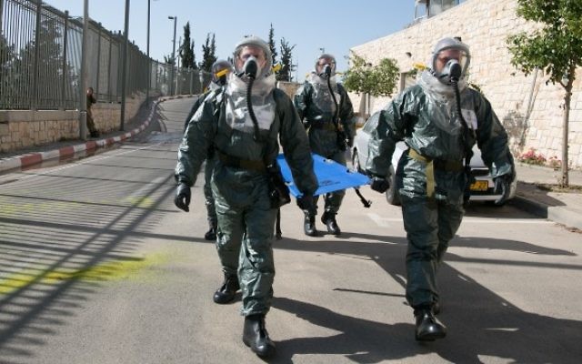 Les membres de la Garde d'honneur de la Knesset, du commandement de Défense passive, des pompiers, de Tsahal et de la police israélienne participant à un exercice d'urgence à la Knesset, le 21 mai 2015 (Crédit : Yaniv Nadav / Flash90)