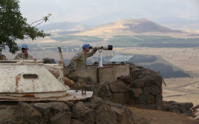 Des observateurs de l'ONU au sommet du mont Bental du côté israélien de la frontière avec la Syrie, près de la ville de Quneitra, le 30 mai 2015. Illustration. (Crédit : Yossi Zamir / Flash90)