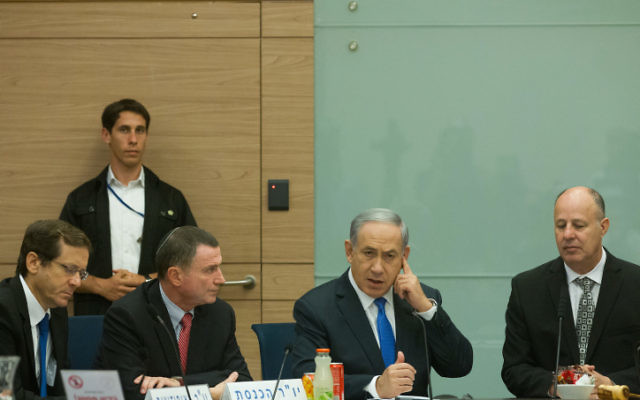 Le Premier ministre israélien Benjamin Netanyahu (2 à droite), le président du parlement israélien Yuli Edelstein (2 à gauche), le chef de l'opposition, Isaac Herzog (à gauche) et Tzahi Hanegbi (à droite)  à une réunion de la commission sur le conflit israélo Parlement le 29 juin 2015 (Crédit : Miriam Alster / FLASH90)