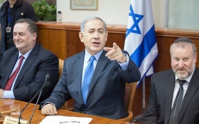 Le Premier ministre Benjamin Netanyahu s'exprime à la réunion hebdomadaire du cabinet à Jerusalem le 12 juillet 2015. (Emil Salman/POOL)
