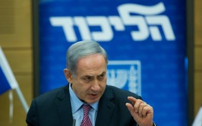 Le Premier ministre Benjamin Netanyahu lors d'une réunion de groupe du Likud à la Knesset, le 27 juillet 2015 (Crédit : Yonatan Sindel / Flash90) Le Premier ministre Benjamin Netanyahu lors d'une réunion de groupe du Likud à la Knesset, le 27 juillet 2015 (Crédit : Yonatan Sindel / Flash90)