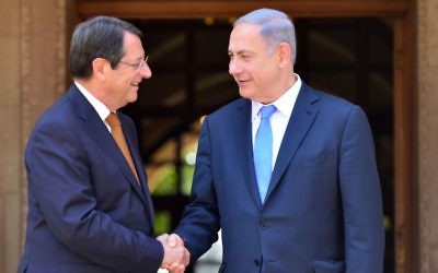 Le Premier ministre israélien Benjamin Netanyahu (d) rencontre le président de Chypre, Nicos Anastasiades, à Nicosie, le 28 juillet, 2015. (Crédit : Photo par Kobi Gideon / GPO) Le Premier ministre israélien Benjamin Netanyahu (d) rencontre le président de Chypre, Nicos Anastasiades, à Nicosie, le 28 juillet, 2015. (Crédit : Photo par Kobi Gideon / GPO)