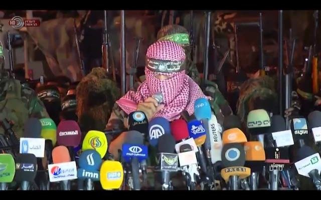 Abu Obeida, porte-parole du Hamas, à Gaza, le 8 juillet 2015 . (Crédit : capture d'écran Youtube/Israel Broadcasting Authority) Abu Obeida, porte-parole du Hamas, à Gaza, le 8 juillet 2015 . (Crédit : capture d'écran Youtube/Israel Broadcasting Authority)