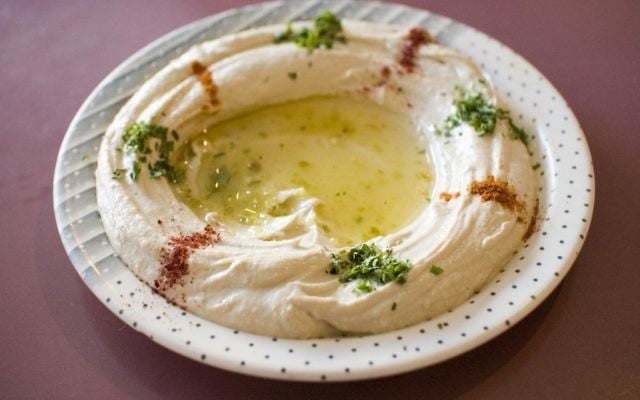Une assiette de houmous. Illustration. (Crédit : Wikipédia/CC BY-SA 2.0) Une assiette de houmous. Illustration. (Crédit : Wikipédia/CC BY-SA 2.0)