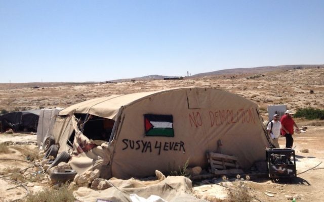 Une tente dans le village de Susya, le 19 juillet 2015 (Crédit : Elhanan Miller/Times of Israel) Une tente dans le village de Susya, le 19 juillet 2015 (Crédit : Elhanan Miller/Times of Israel)