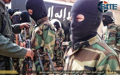 "Les lionceaux du Califat.",  des enfants recevant une formation militaire des militants de l'Etat islamique dans un camp près de Damas, en Syrie, le 6 décembre 2014 (Crédit : SITE Intel Group)