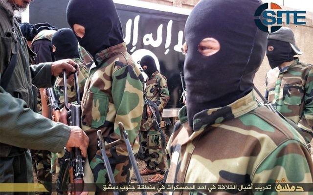 "Les lionceaux du Califat.",  des enfants recevant une formation militaire des militants de l'Etat islamique dans un camp près de Damas, en Syrie, le 6 décembre 2014 (Crédit : SITE Intel Group)