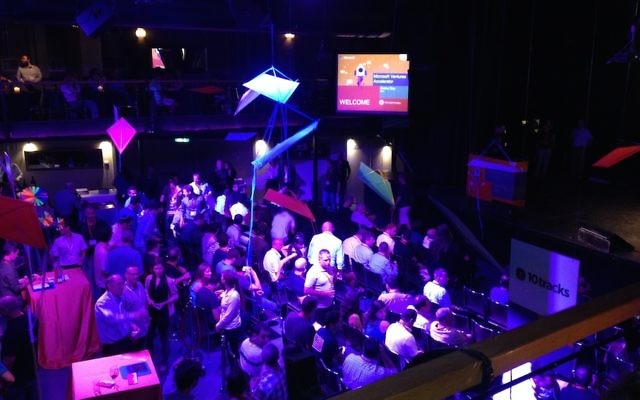 Des entrepreneurs, des investisseurs et des invités à la Nuit de la Démo de Microsoft Ventures Démo Nuit à Tel-Aviv le 29 juin 2015 (Crédit : Autorisation)