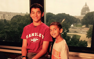 Joseph Rosenfeld (à gauche), et son frère, Adam, au studio Fox & Friends à Washington, DC, le 9 juillet 2015 (Crédit : Scott Rosenfeld)