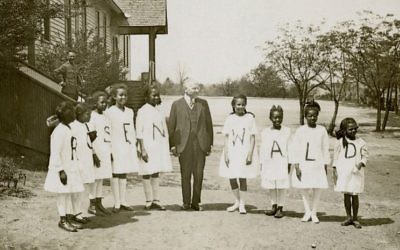 Julius Rosenwald avec les élèves d'une école Rosenwald (Courtoisie de Fisk University, John Hope Franklin et Aurelia E. Bibliothèque / via JTA)