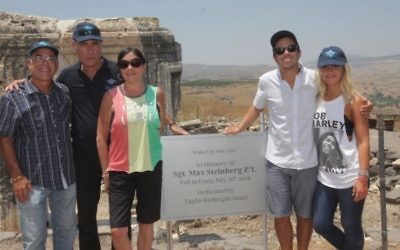 De gauche à droite: Stuart Steinberg, directeur général de Taglit / Birthright Israel Gidi Mark, Evelyn, Jake et Paige Steinberg devant la stelle pour Max Steinberg, le 16 juillet 2015 (Autorisation: Birthright Israel)
