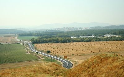 Le carrefour de Megiddo, dans le nord d'Israël. Legio, le site d'un camp militaire romain des deuxième et troisième siècles de notre ère, a été retrouvé dans le champ de droite. (Crédit : CC BY-SA Golf Bravo, Wikimedia Commons)