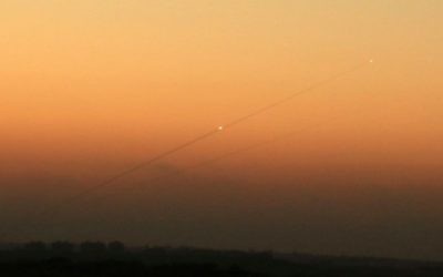 Une traînée de fumée d'une roquette palestinienne lancée depuis la bande de Gaza en direction de la ville israélienne d'Ashkelon, le 24 août 2014 (Crédit photo: Edi Israel / Flash90)