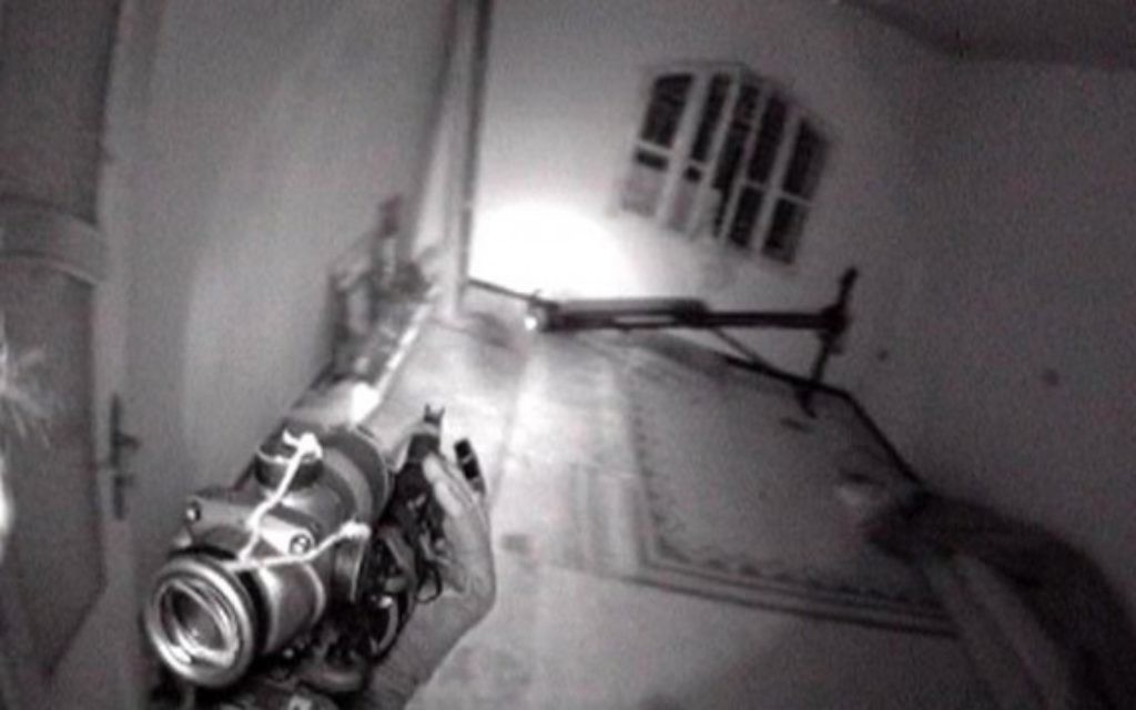 Le canon de l'arme d'un soldat des forces spéciales de Tsahal lors d'un raid en profondeur au Liban au cours de la seconde guerre du Liban (Crédit photo: IDF /Flash90)