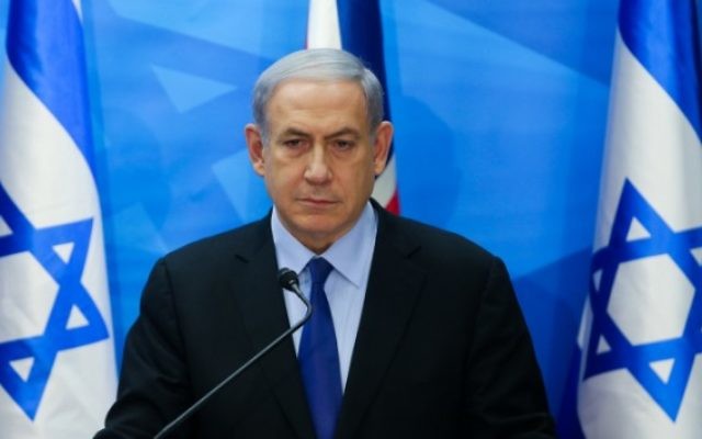 Le Premier ministre Benjamin Netanyahu parle lors d'une conférence de presse conjointe avec le ministre britannique des Affaires étrangères Philip Hammond (ne figure pas sur la photo) à Jérusalem le 16 juillet 2015. (Photo: Alex Kolomoisky / POOL / Flash90)