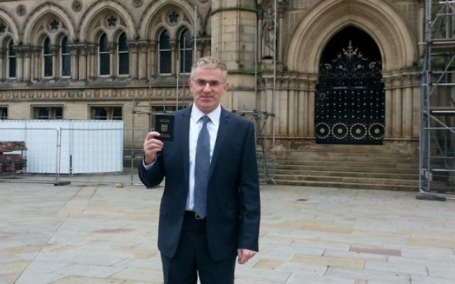 L'ambassadeur Daniel Taub montre le 18 août 2014 son passeport israélien à Bradford, au Royaume-Uni, ville qui a été déclarée «zone exempte d'Israël» par le député du parti Respect George Galloway (Crédit photo: Evelyn Coster) L'ambassadeur Daniel Taub montre le 18 août 2014 son passeport israélien à Bradford, au Royaume-Uni, ville qui a été déclarée «zone exempte d'Israël» par le député du parti Respect George Galloway (Crédit photo: Evelyn Coster)