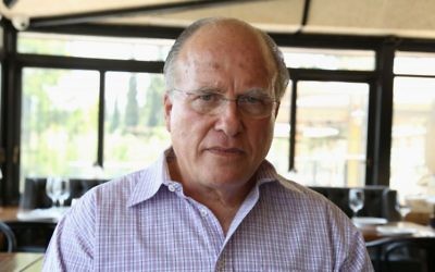 Eliezer Yaari prend la pose pour The Times of Israel (Crédit : Eric Cortellessa)
