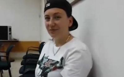 Gill Rosenberg, une israélo-canadienne qui a combattu avec les Kurdes en Syrie et en Irak, après son retour en Israël le 12 juillet 2015 (Crédit : Capture d'écran Ynet)