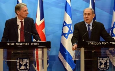 Le ministre britannique des Affaires étrangères Philip Hammond (à gauche) et Benjamin Netanyahu à Jérusalem le 16 juillet 2015 (Crédit photo: Haim Zach / GPO)