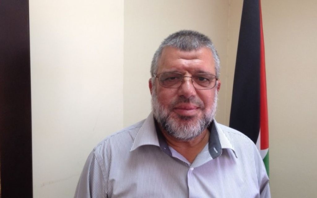 Le dirigeant du Hamas, Hassan Youssef dans son bureau à Ramallah le 30 juillet 2015 (Crédit photo: Elhanan Miller / Times of Israel) Le dirigeant du Hamas, Hassan Youssef dans son bureau à Ramallah le 30 juillet 2015 (Crédit photo: Elhanan Miller / Times of Israel)