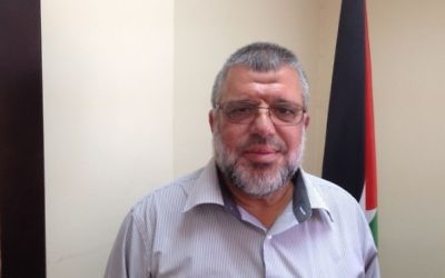 Le dirigeant du Hamas, Hassan Youssef dans son bureau à Ramallah le 30 juillet 2015 (Crédit photo: Elhanan Miller / Times of Israel)
