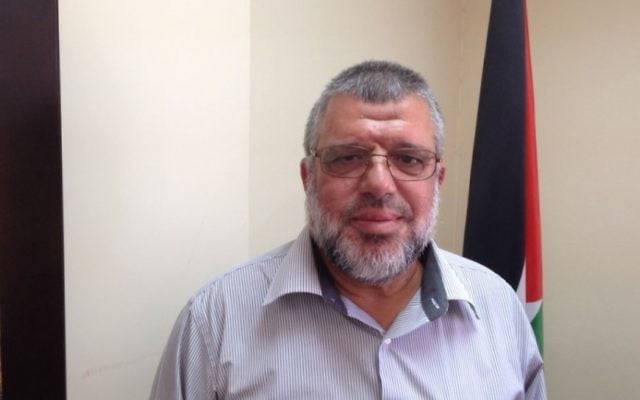 Le dirigeant du Hamas, Hassan Youssef dans son bureau à Ramallah le 30 juillet 2015 (Crédit photo: Elhanan Miller / Times of Israel)