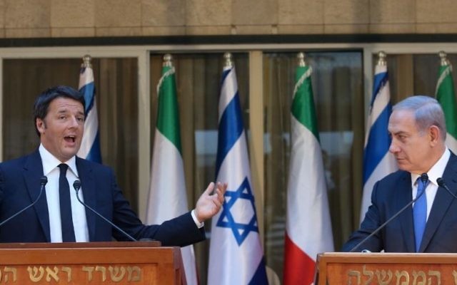 Le Premier ministre israélien Benjamin Netanyahu (à droite) et le Premier ministre italien Matteo Renzi tiennent une conférence de presse conjointe à la résidence du Premier ministre à Jérusalem le 21 juillet 2015 (Flash 90 / Marc Israël Sellem / Pool) Le Premier ministre israélien Benjamin Netanyahu (à droite) et le Premier ministre italien Matteo Renzi tiennent une conférence de presse conjointe à la résidence du Premier ministre à Jérusalem le 21 juillet 2015 (Flash 90 / Marc Israël Sellem / Pool)