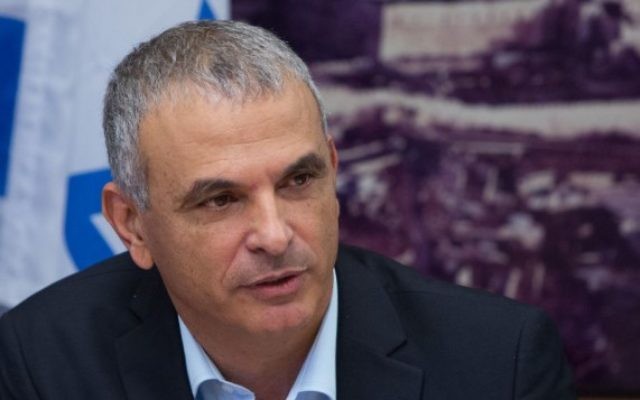Le ministre des Finances Moshe Kahlon au ministère des Finances, à Jérusalem, le 20 juillet 2015. (Crédit : Yonatan Sindel / Flash90)