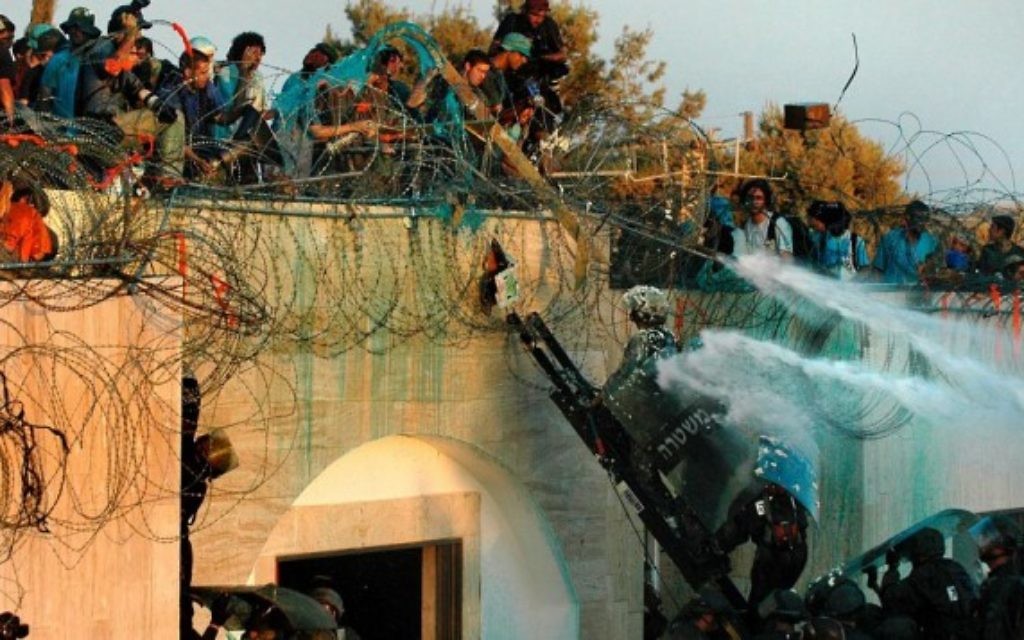 Les soldats israéliens se préparent à évacuer les manifestants  d'un toit de l'implantation de Kfar Darom, dans la bande de Gaza, août 2005 (Crédit photo: Yossi Zamir / Flash90)