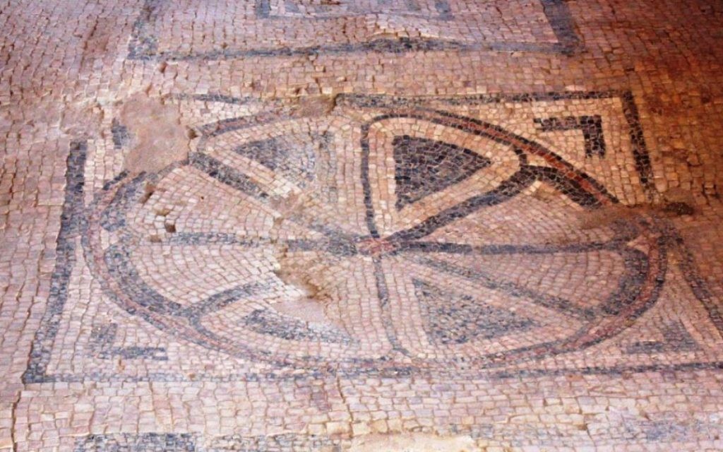 Mosaïque de la première synagogue datant du Ier siècle à Magdala (Crédit : Shmuel Bar-Am)