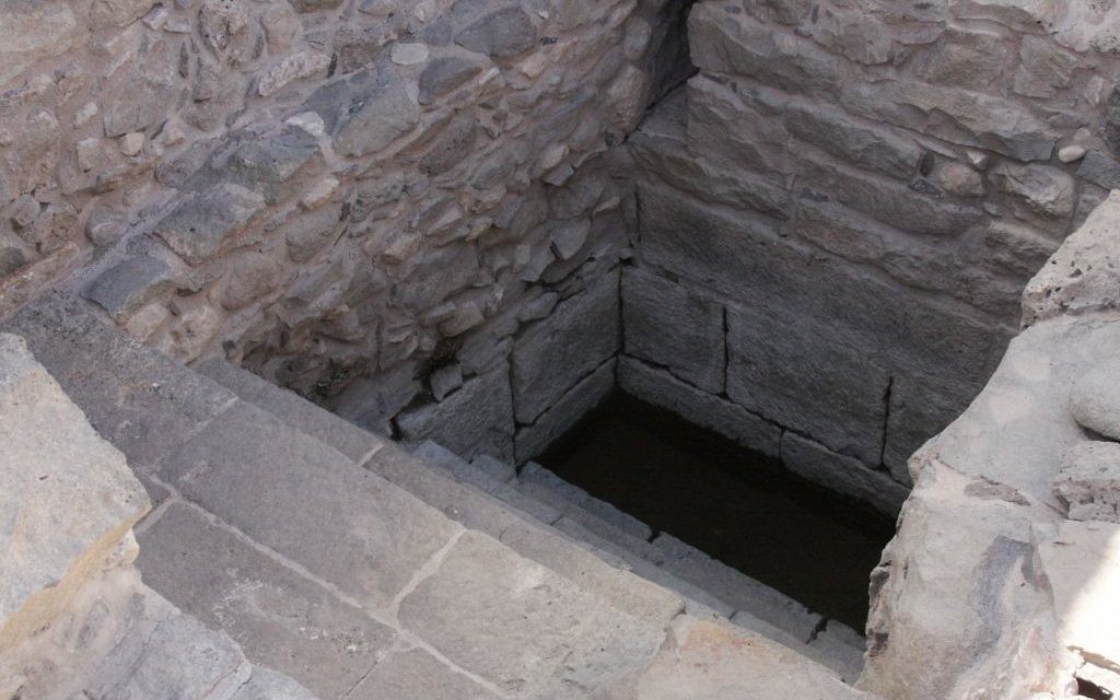 Entrée de la Mikvé à Magdala (Crédit : Shmuel Bar-Am)