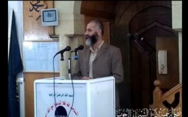 Nayef Rajoub, un député de Hébron affilié au Hamas et le frère de Jibril Rajoub affilié au Fatah a été libéré d'une prison israélienne le 9 juillet 2015 (Capture d'écran: YouTube) Nayef Rajoub, un député de Hébron affilié au Hamas et le frère de Jibril Rajoub affilié au Fatah a été libéré d'une prison israélienne le 9 juillet 2015 (Capture d'écran: YouTube)