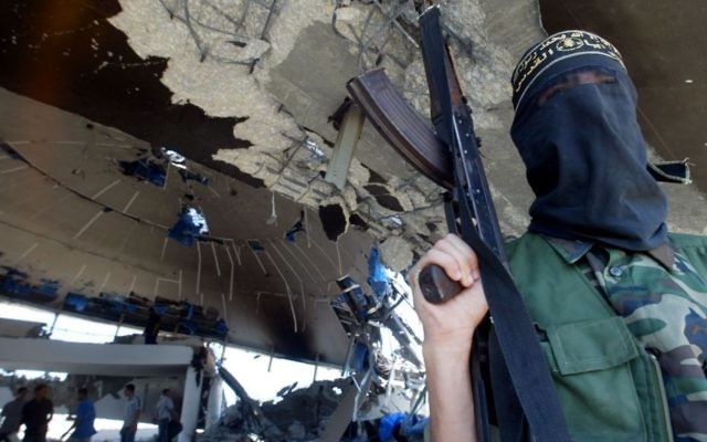 Un membre armé du mouvement du Jihad islamique à l'intérieur des ruines de la synagogue de Netzarim, dans la babde de Gaza, le 12 septembre 2005 (Crédit photo: Ahmad Khateib / Flash90) Un membre armé du mouvement du Jihad islamique à l'intérieur des ruines de la synagogue de Netzarim, dans la babde de Gaza, le 12 septembre 2005 (Crédit photo: Ahmad Khateib / Flash90)