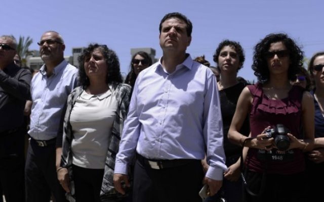 Aida Touma-Sliman à côté du chef de file de la Liste  arabe unie Ayman Odeh (au centre) à une cérémonie 
 marquant l'anniversaire de la Nakba à l'Université de Tel-Aviv  le 20 mai 2015  (Crédit photo: Tomer Neuberg / Flash90)
