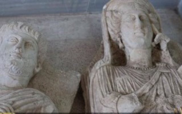 Image publiée par l'Etat islamique de statues désignées pour être dégradaées, 2 juille 2015 (Capture d'écran) Image publiée par l'Etat islamique de statues désignées pour être dégradaées, 2 juille 2015 (Capture d'écran)
