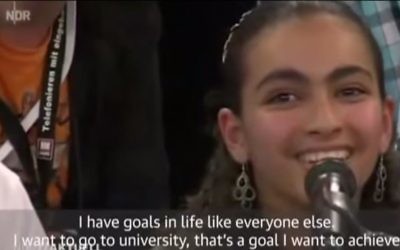 L'adolescente palestinienne Reem Sawhil s'adressant à la chancelière allemande Angela Merkel lors d'un débat télévisé à Rostock, en Allemagne, le 16 juillet 2015 (Crédit : Capture d'écran YouTube)
