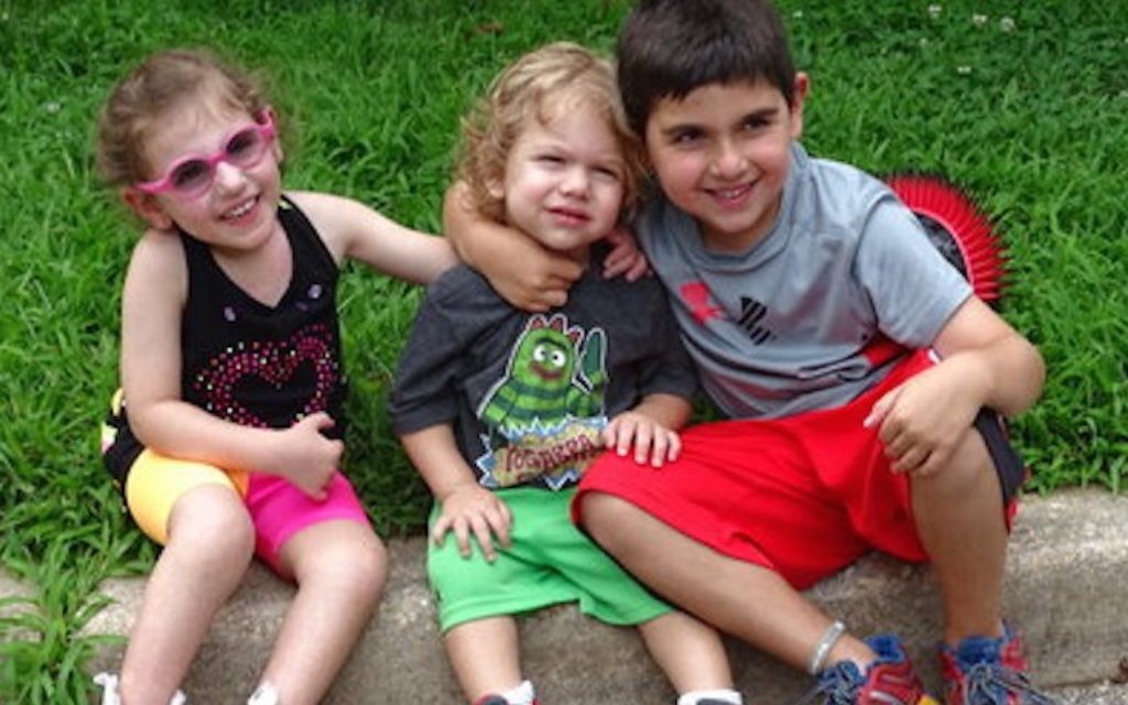 De gauche à droite : Jamison, Grayson et Jackson Eberstein, prenant une petite pause (Crédit : Suzanne Pollak / Washington Jewish Week / JTA)
