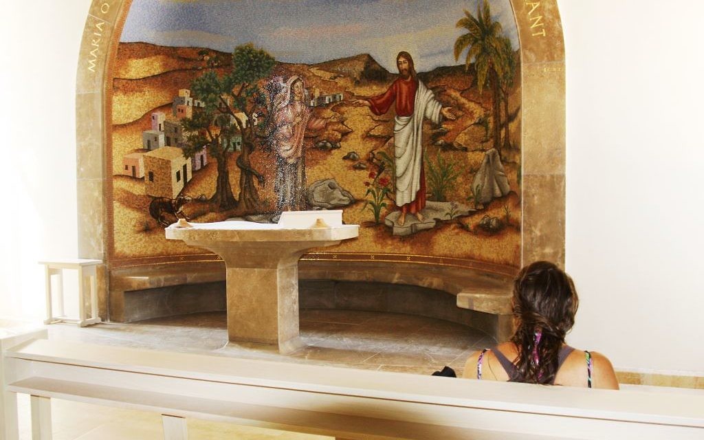 Une chapelle latérale dédiée à la prière et à la réflexion au centre Magdala (Crédit : Shmuel Bar-Am)