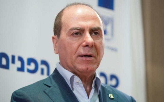 Le ministre de l'Intérieur d'alors, Silvan Shalom, lors d'une cérémonie de passation des pouvoirs du directeur général du ministère de l'Intérieur à Jérusalem le 21 juin 2015 (Crédit photo: Yonatan Sindel / Flash90)