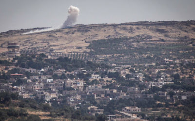 Une explosion sur les hauteurs du Golan syrien, le 16 juin 2015, pendant les combats entre le front al-Nosra et les troupes d'Assad, près du village druze syrien de Hader. (Crédit : Bâle Awidat / Flash90) Une explosion sur les hauteurs du Golan syrien, le 16 juin 2015, pendant les combats entre le front al-Nosra et les troupes d'Assad, près du village druze syrien de Hader. (Crédit : Bâle Awidat / Flash90)