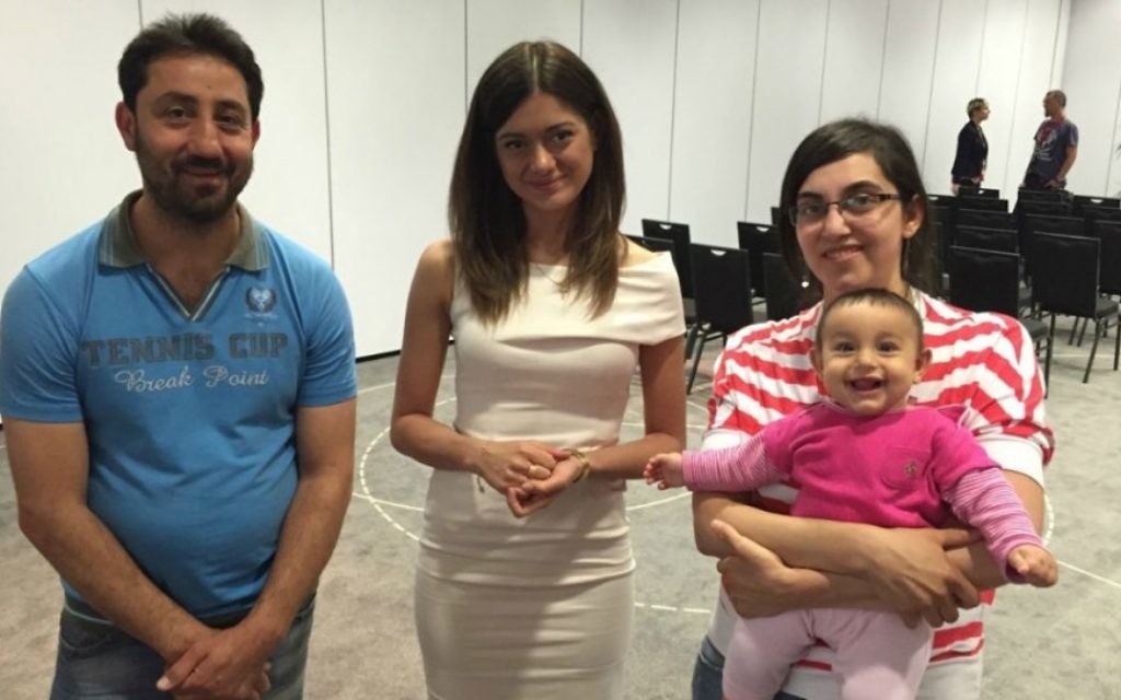 Un jeune couple de Chrétiens syriens avec leur fille de sept mois, entoure Miriam Shaded, qui travaille pour une organisation caritative de l'Eglise polonaise, qui œuvre pour les familles à se réinstaller en Pologne, à Varsovie la semaine dernière. Shaded a des origines chrétiennes syriennes et travaille pour la Fondation Esther (Photo: Autorisation)