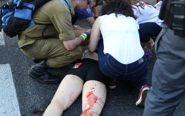 Une femme blessée après l'agression au couteau à la marche de la gay pride à Jérusalem le 30 juillet 2015 (Photo: Eric Cortellessa / Times of Israel) Une femme blessée après l'agression au couteau à la marche de la gay pride à Jérusalem le 30 juillet 2015 (Photo: Eric Cortellessa / Times of Israel)