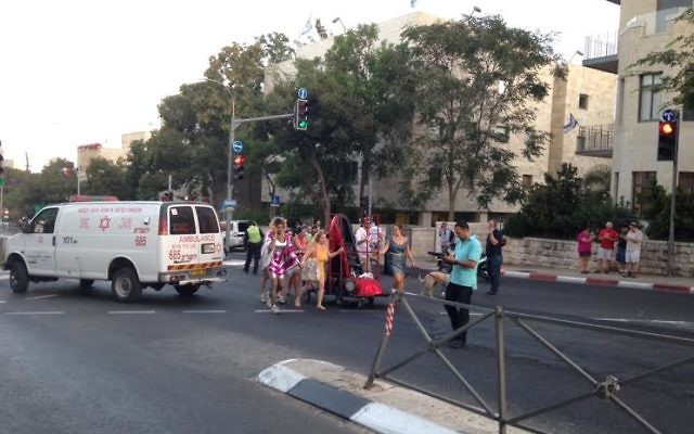 Marche de la gay pride à Jérusalem après l'attaque au couteau qui a blessé 6 participants, le 30 juillet 2015 (Crédit Stuart Winer/Times of Israel) Marche de la gay pride à Jérusalem après l'attaque au couteau qui a blessé 6 participants, le 30 juillet 2015 (Crédit Stuart Winer/Times of Israel)