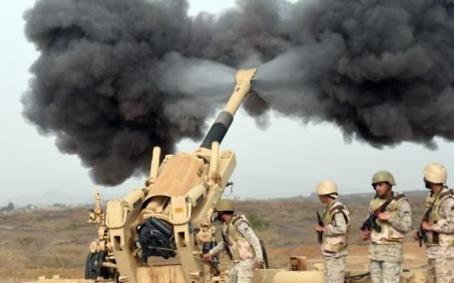 L'artillerie de l'armée saoudienne déployée vers le Yémen, à une position proche de la frontière saoudo-yéménite, dans le sud-ouest de l'Arabie saoudite, le 13 avril 2015. (Crédit : Fayez Nureldine/AFP) L'artillerie de l'armée saoudienne déployée vers le Yémen, à une position proche de la frontière saoudo-yéménite, dans le sud-ouest de l'Arabie saoudite, le 13 avril 2015. (Crédit : Fayez Nureldine/AFP)