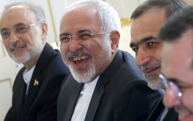 Mohammad Javad Zarif, au centre, ministre iranien des Affaires étrangères, au début d'une réunion sur le programme nucléaire de l'Iran avec le secrétaire d'Etat américain John Kerry à Vienne, en Autriche, le 30 juin 2015. (Crédit : Carlos Barria/Pool/AFP) Mohammad Javad Zarif, au centre, ministre iranien des Affaires étrangères, au début d'une réunion sur le programme nucléaire de l'Iran avec le secrétaire d'Etat américain John Kerry à Vienne, en Autriche, le 30 juin 2015. (Crédit : Carlos Barria/Pool/AFP)