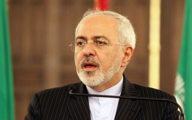 Le ministre iranien des Affaires étrangères Mohammad Javad Zarif lors d'une conférence de presse à l'issue d'une réunion avec le Premier ministre libanais Tammam Salam le 11 août 2015 au Palais du gouvernement dans la capitale Beyrouth (Crédit : AFP PHOTO / ANWAR AMRO)