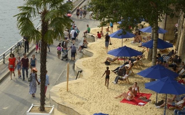 Illustration des quais transformés en paris plage (Crédit : AFP/BERTRAND GUAY) Illustration des quais transformés en paris plage (Crédit : AFP/BERTRAND GUAY)
